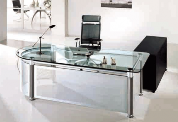 Meja kerja dengan lapisan kaca yang modern dan berkelas